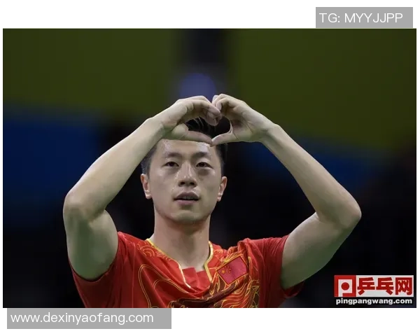 足球明星与少年梦想交汇的瞬间低头凝视的温暖时刻 足球明星与少年梦想交汇的瞬间低头凝视的温暖时刻